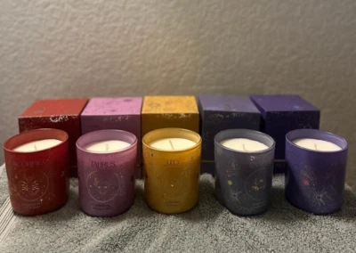 Vela de 45 horas Anthropologie Zodiac en caja - Escorpio, Leo, Tauro, Cáncer o Géminis Foto 1 de 4