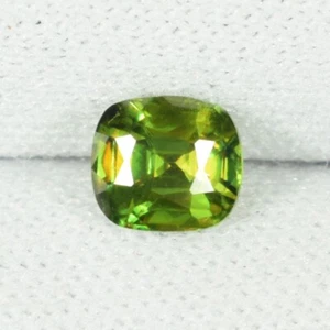 0.66 ct BEAUTIFUL GREEN MULTI COLOR FLASHES NATURAL SPHENE - Cushion See Vdo YL - Picture 1 of 2