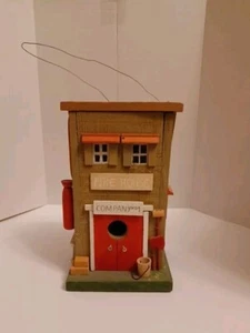 CASA DE BOMBEROS Casas decorativas para pájaros Compañía Bonita sobre 9.5"H x 5.5"W - Imagen 1 de 9