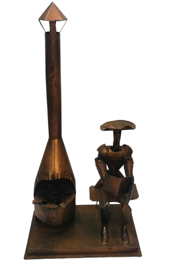 Escultura vintage mexicana hecha a mano de chatarra de metal hombre con libro junto a chimenea Foto 1 de 4