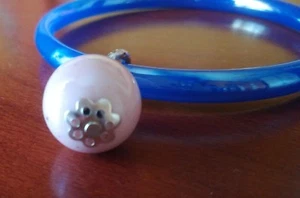 Bracciale donna rigido bigiotteria in vetro blu con ciondolo rosa - Foto 1 di 3