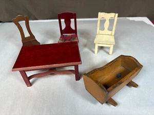 Lote de 5 piezas mesa de madera vintage de miniaturas para casa de muñecas y 3 sillas y cuna - Imagen 1 de 6