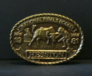 *Hesston 1981 NFR Finales Nacionales Rodeo PAYASOS DE EQUITACIÓN DE TOROS Sombrero Solapa Pin Corbata Tac - Imagen 1 de 2