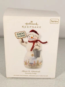 HALLMARK 2012 SNOWTOP LODGE ALBERT H. ALMSTEAD ORNAMENTO - Foto 1 di 13