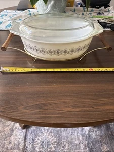 Pyrex Vintage Auflaufform 2 1/2 Quart Empire Rolldruck mit Deckel Servierständer - Bild 1 von 24