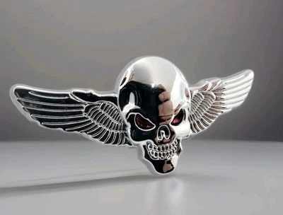 3D Totenkopf mit Flügel Metall Aufkleber Silber Rot KFZ Auto Emblem 7×3,3cm - Bild 1 von 4