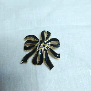 Vintage Trifari Schleifenbrosche schwarz Emaille signiert goldfarben 2" Trachtennachlass - Bild 1 von 9