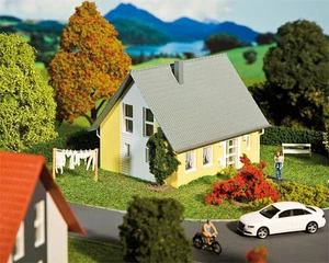 130317 Faller HO Kit of a Detached house, yellow - NEW - Picture 1 of 3