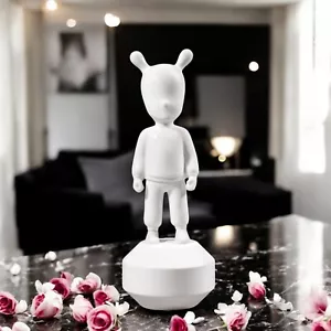 Lladro 01007732 The White Guest Figurine Small Model #7732 - Picture 1 of 5