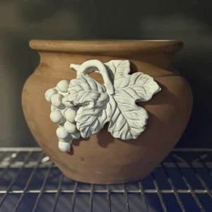 Italienischer Terrakotta Cache Übertopf Topf weiß glasiert Trauben & Blätter 3D 9" breit - Bild 1 von 4