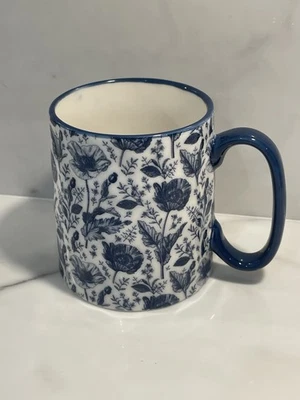 Taza de café usada en excelente estado taza Bella-Floral 10 flores fresas callejeras azul marino 12 oz. Foto 1 de 4
