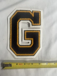 NUOVO Vintage G Blocco Lettera Ricamata Letterman Nero Toppa Oro NOS - Foto 1 di 1