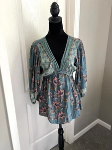 Angie Green Floral Flutter Sleeve Size Small V Neck Blouse - Picture 1 of 5