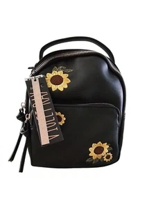 Lana Del Rey mit diesem Mini Sunflower Rucksack - Bild 1 von 2