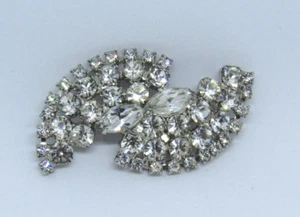 VINTAGE 1950s JULIANA 48 GEM CUT CRYSTAL BROOCH 2 5/8" LONG 1 1/2" TALL SILVER - Picture 1 of 9