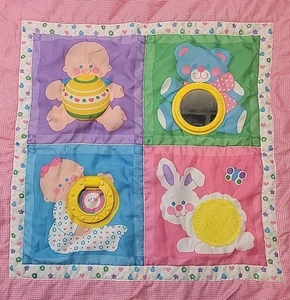 "Manta de bebé Fisher Price 1983 vintage satinado alfombra de actividad 27x28"""  - Imagen 1 de 8
