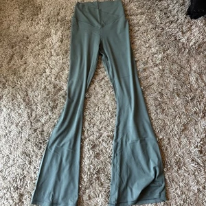 Leggings para mujer Offline By Aerie Real Me acampanados tiro alto entrepierna larga verde M - Imagen 1 de 3