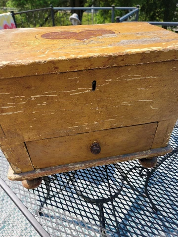 ANTIQUE VINTAGE DOVETAILED PENNSYLVANIA HEART WOOD BOARD CHEST Cover