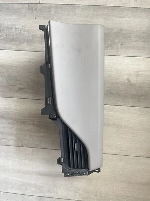 Guantera Toyota Sienna 2015-2017 OEM 55042-08020 Foto 1 de 4