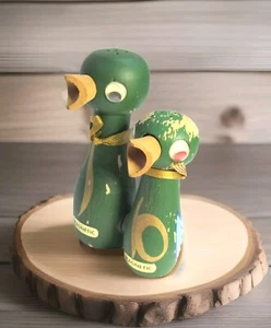 MCM Chippy Green Wood Bird Folk Art Salt & Pepper Shaker Set Magnetic JAPAN #vo - Picture 1 of 13