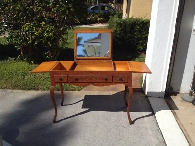 Hermosa mesa tocador antigua francesa de campo escritorio con flores, granja, hogar Foto 1 de 4