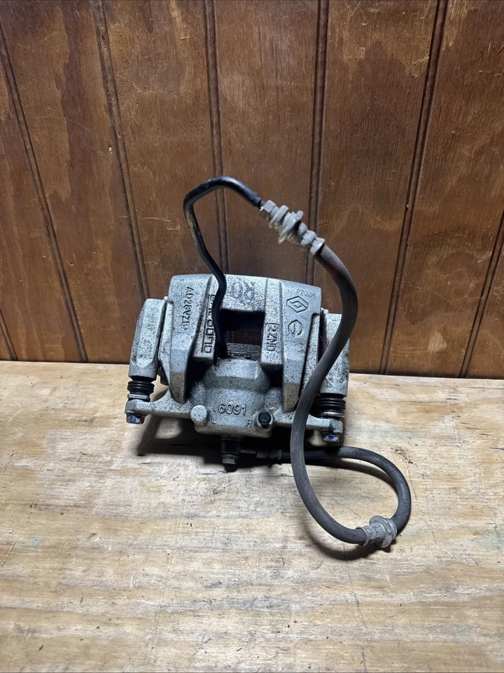 PINZA DE FRENO DE DISCO DELANTERA DERECHA NISSAN ROGUE 2021-2025 CON MANGUERA DE FRENO 32 k OEM Foto 1 de 4