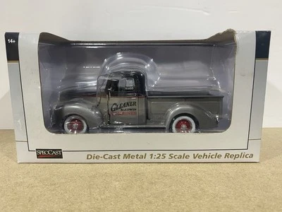 SpecCast FORD PICK UP 1940 GLEANER 1:25 Scale - SC64131 - Image 1 of 4