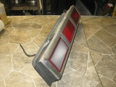 1982-1983 DODGE 400 LH LADO DEL CONDUCTOR IZQUIERDO LÁMPARA DE FRENO CONJUNTO LUZ TRASERA OEM Foto 1 de 4