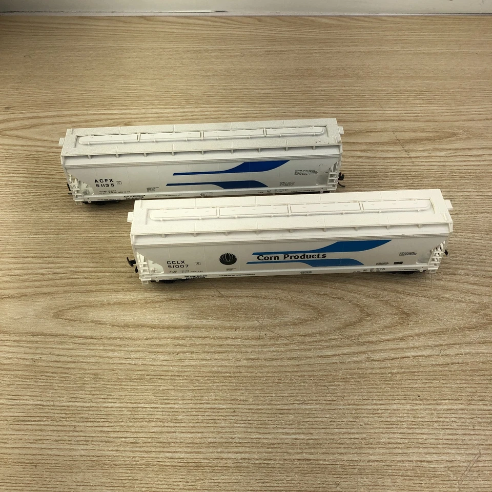 Juego de 2 tolvas cubiertas de 3 bahías Accurail HO Corn Products # 51007, 51135 Foto 1 de 4