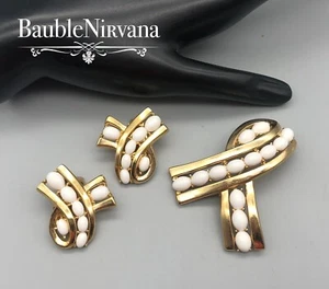 Vintage Krone Trifari vergoldet & weißes Glas Cabochon Band Pin & Ohrringe Set - Bild 1 von 4