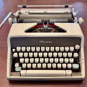 RARE Cursive font Olympia SM7 De Luxe 1963 Typewriter Portable. Partial refurb. - Picture 1 of 11