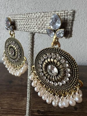 Brincos pendurados declaração strass lustre art déco pérola falsa Macy’s $49 - Imagem 1 de 4