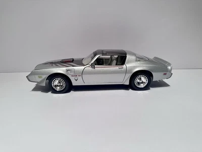Pontiac Firebird 1979 transmisión automática modelo a escala 1:18 Road Signature 10 aniversario Foto 1 de 4
