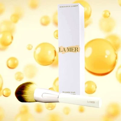Herramienta de maquillaje de lujo La Mer The Powder Brush cerdas suaves para un acabado impecable NUEVO Foto 1 de 3