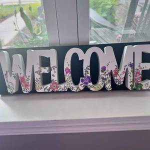 Holz Blumen Willkommen Schild weiß mit bunten Wildblumen auf schwarzem Holzsockel 17x5" - Bild 1 von 7