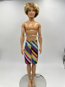 Ken Puppe 2009 verwurzelte blonde Haare gestreift Badehose - Bild 1 von 11