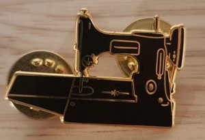 Pin de máquina de coser vintage tono dorado esmalte negro doble vástago - Imagen 1 de 3