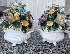 Set di due composizioni floreali in ceramica alte 11” e larghe 9” - Foto 1 di 11