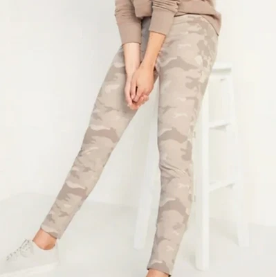 New! Old Navy 0 High-Rise Pixie Ankle Camo Pants - Image 1 of 4