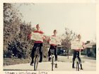 Photo vintage mignons garçons frères à vélo joyeux signes de Noël