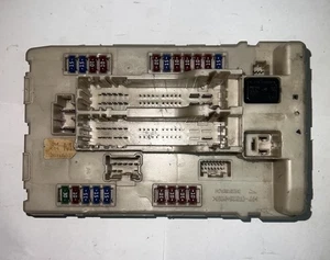 Nissan Altima 2010 caja de fusibles IPDM unidad de potencia 284B7-1AA0A - Imagen 1 de 2