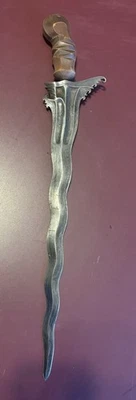 Espada de hoja Kris de 24 pulgadas con daños en la funda de madera  Foto 1 de 4