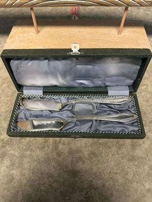 Juego de cuchillos de mantequilla maestros alemanes vintage de plata de 2 piezas corona estampada 800 con estuche Foto 1 de 4