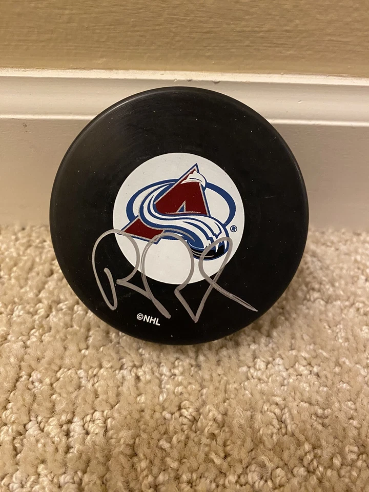 Disco com logotipo autografado por Rob Blake Colorado Avalanche logotipo NHL - Imagem 1 de 1