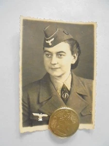 Foto Portrait Nachrichtenhelferin Blitzmädel in Uniform Brosche Gießen 1940 - Bild 1 von 2