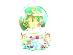 Angels sitting in Heart Musical Snow Globe - Picture 1 of 4