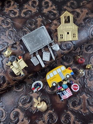 Учитель Школьное образование яблоко броши шапка шарф шарф галстук сумка булавки - Изображение 1 из 4