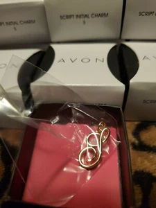 Charms in Goldton Menge 20 Buchstabe "S" Avon Schrift Initiale KOSTENLOSER VERSAND  - Bild 1 von 4