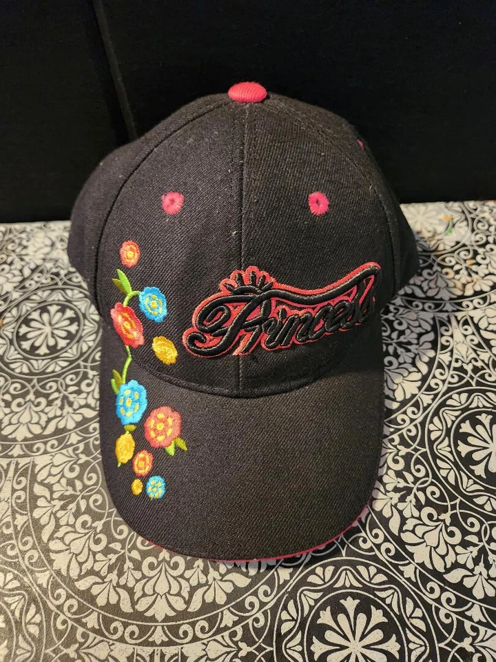 Gorra Princesa Negra y Rosa con Flores Bordadas Limpia Junior Correa Foto 1 de 4