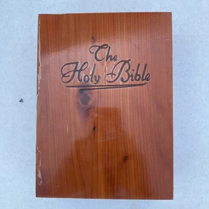 Holy Bible Vtg 1976 Memorial Edition Concordance White w/  Cedar Box - Picture 1 of 14